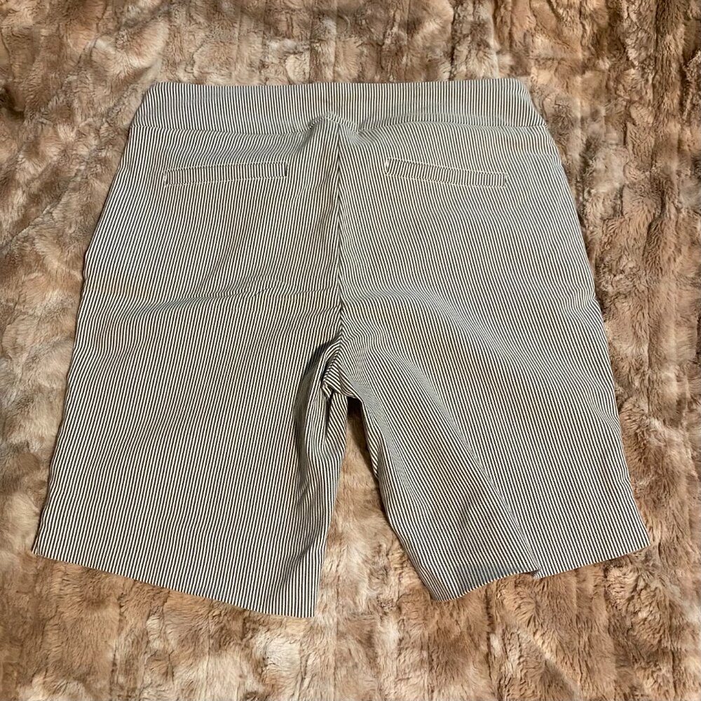 Hilary Radley Ladies' Bermuda Pull-On Short Size Medium - Picture 2 of 7